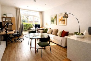 Smart TV, offices - Stylish 2-Bed Apartment with Patio in Chiswick (Greater London)