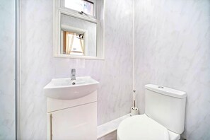 Shower, hair dryer, towels - Modern 1BR Apartment in Greater London (Greater London)