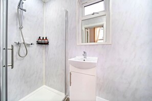 Shower, hair dryer, towels - Modern 1BR Apartment in Greater London (Greater London)
