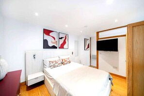 2 slaapkamers, een bureau, een strijkplank/strijkijzer, internet