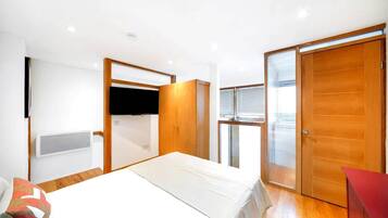 2 bedrooms, desk, iron/ironing board, Internet