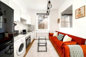 Interior - Bright 2BR Apartment in West Kensington (Greater London)