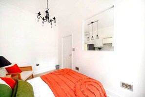 2 bedrooms, iron/ironing board, Internet, bed sheets - Bright 2BR Apartment in West Kensington (Greater London)