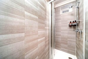 Shower, hair dryer - Bright 2BR Apartment in West Kensington (Greater London)