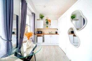 Fridge, microwave, stovetop, coffee/tea maker - West Kensington Modern Couple Retreat (Greater London)