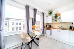 Fridge, microwave, stovetop, coffee/tea maker - West Kensington Modern Couple Retreat (Greater London)