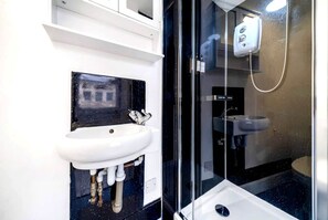 Shower, hair dryer, towels - West Kensington Modern Couple Retreat (Greater London)