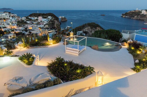 Luxury Villa in Ponza | Infinity Pool & Harbour View