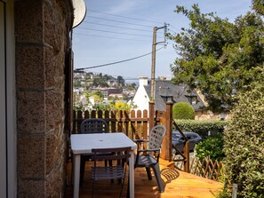 Outdoor dining - Studio Apartment 'Grand' with Sea View and Private Terrace (Perros-Guirec)