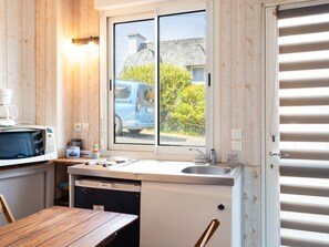 Fridge, microwave, stovetop, dishwasher - Cote de granit rose, vue mer, studio ground floor renovated this year (Perros-Guirec)