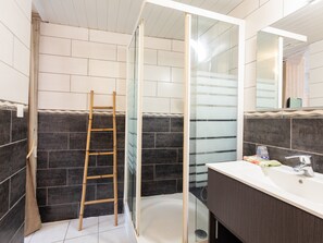 Shower, towels - Cote de granit rose, vue mer, studio ground floor renovated this year (Perros-Guirec)