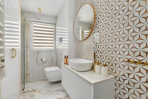 Shower, hair dryer, towels - Two-level apartment, private terrace with jacuzzi (Pobierowo)