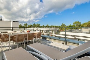 Outdoor dining - Two-level apartment, private terrace with jacuzzi (Pobierowo)