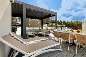 Outdoor dining - Two-level apartment, private terrace with jacuzzi (Pobierowo)