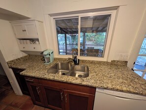 Private kitchen - Awesome 4-bedroom house 2 blocks from Downtown Fort Myers (Fort Myers)