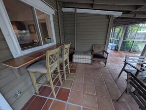 Outdoor dining - Awesome 4-bedroom house 2 blocks from Downtown Fort Myers (Fort Myers)