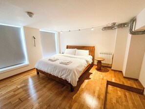Tabla de planchar con plancha, wifi, ropa de cama