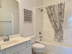 Shower, towels, shampoo - Peaceful 2Bed/2Bath Condo | King Bed | Pool View (North Myrtle Beach)