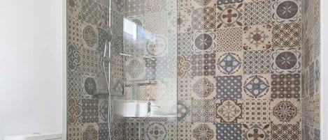 Douche, séchoir à cheveux, serviettes fournies, shampooing