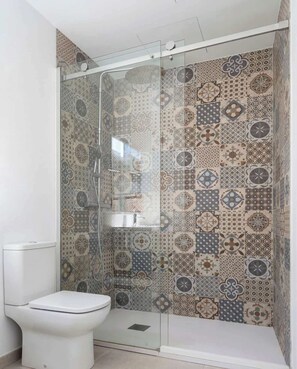 Een douche, een haardroger, handdoeken, shampoo
