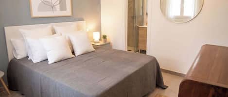 Een strijkplank/strijkijzer, wifi, beddengoed