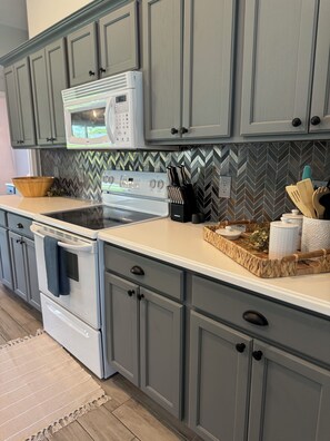 Private kitchen - Beach Cottage: Cozy I Clean I Family I Beaches (Port St. Lucie)