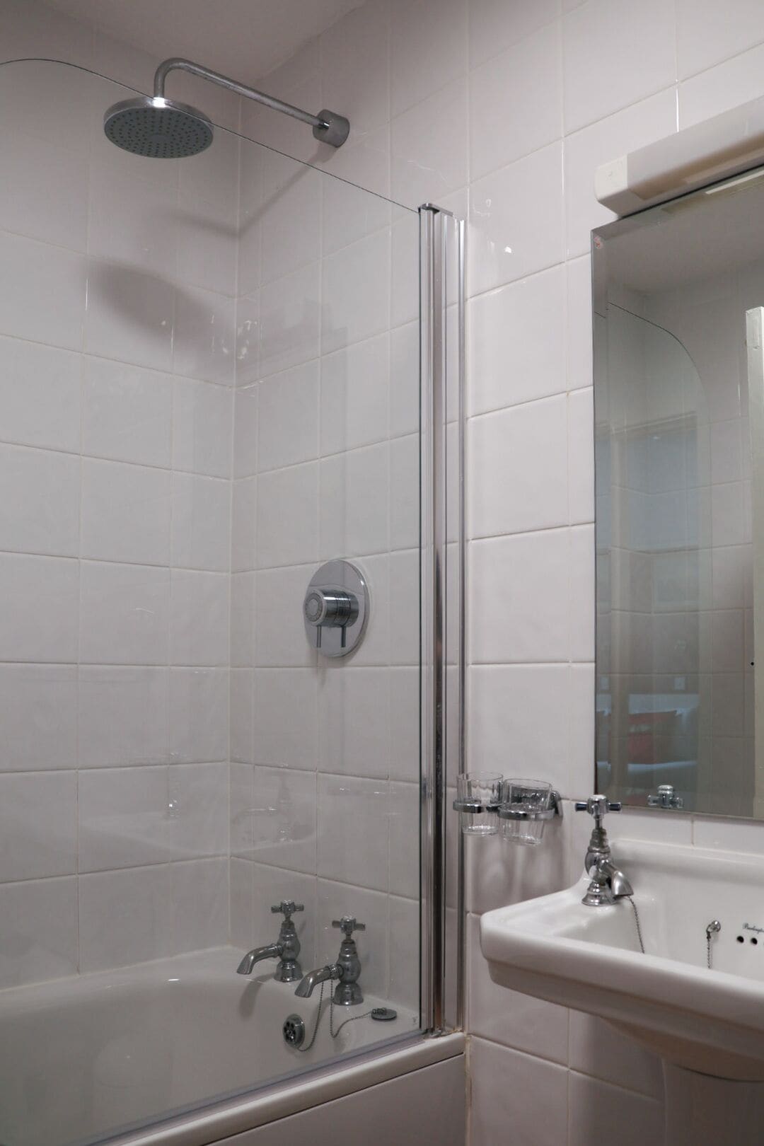 Combined shower/bathtub, free toiletries, hair dryer, towels