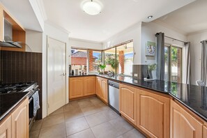 Private kitchen - Beaufort Retreat - 4BR Family Stay - Hyde Park (Mount Lawley)