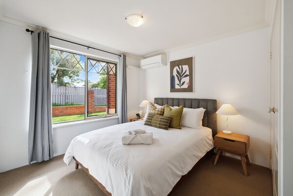Room - Beaufort Retreat - 4BR Family Stay - Hyde Park (Mount Lawley)
