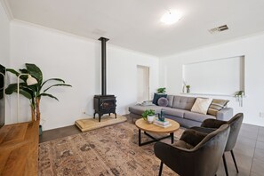 Living area - Beaufort Retreat - 4BR Family Stay - Hyde Park (Mount Lawley)