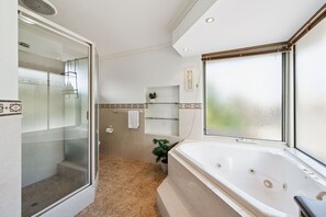 Douche, sèche-cheveux, serviettes fournies, savon