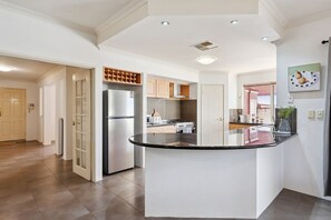 Private kitchen - Beaufort Retreat - 4BR Family Stay - Hyde Park (Mount Lawley)