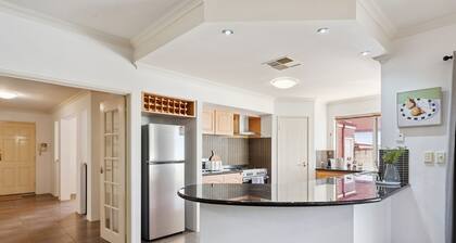 Beaufort Retreat - 4BR Family Stay - Hyde Park