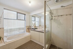 Douche, sèche-cheveux, serviettes fournies, savon