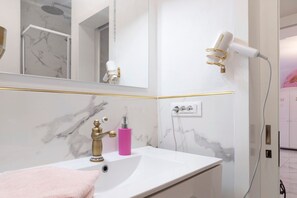 Shower, hair dryer, towels