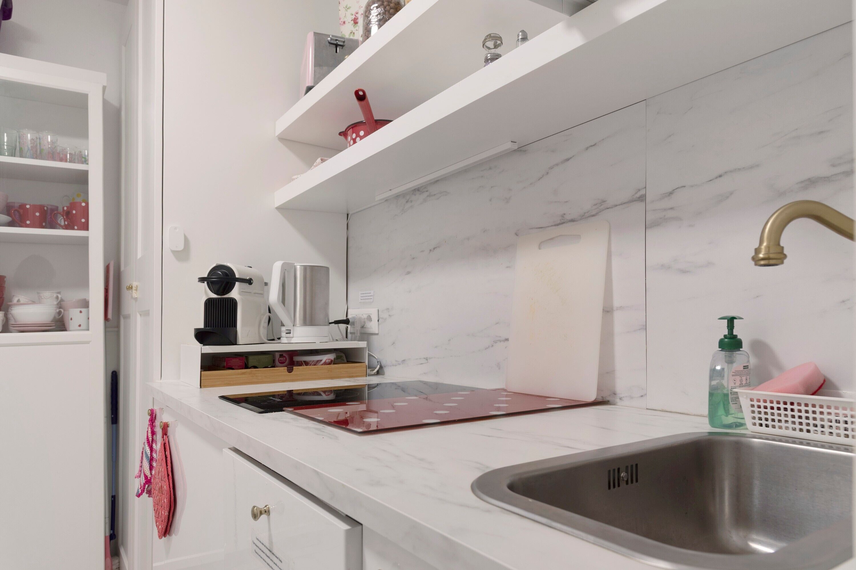 Réfrigérateur, four à micro-ondes, surface de cuisson, lave-vaisselle