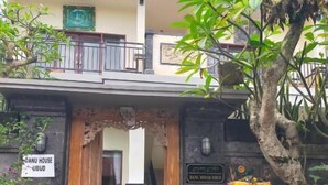 A traditional house with a sign reading 'DANU HOUSE UBUD.' - Danu House Ubud (Ubud)