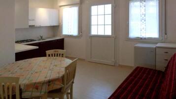 House, 2 Bedrooms, Terrace, Garden View | Dining room