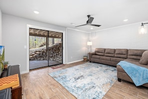 Living area - Trail Treehouse-Direct MTB Trail Access-Wooded (Bella Vista)