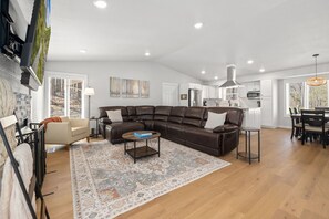 Living area - Trail Treehouse-Direct MTB Trail Access-Wooded (Bella Vista)