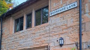 Ein Steinhaus mit einem Schild, auf dem 'DOCHOUSE LANE' steht.