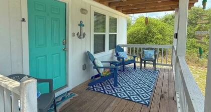 Going CoConuts - cottage by the pool. dog friendly