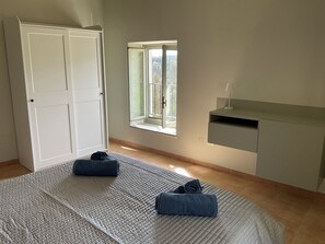 1 slaapkamer, een strijkplank/strijkijzer, gratis wifi, beddengoed