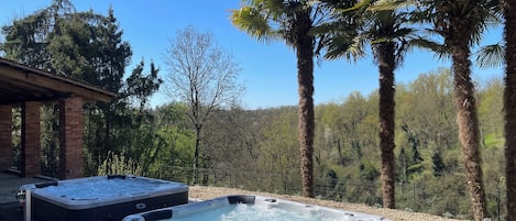 Tina de hidromasaje al aire libre