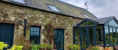 Vista frontal de la propiedad