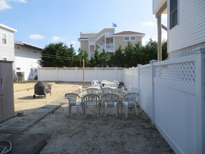 Outdoor dining - Adorable 3-bedroom house in charming Ship Bottom - 2nd from the beach. (Ship Bottom)