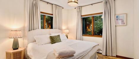 Tabla de planchar con plancha, wifi y ropa de cama