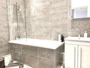 Hair dryer - Suite of 3 Delux 2-bedroom apartments. Parties are welcome (Thatcham)
