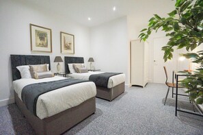 6 bedrooms, iron/ironing board, travel cot, WiFi - Suite of 3 Delux 2-bedroom apartments. Parties are welcome (Thatcham)