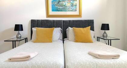 Entire Building- 3 Premium Apts - Sleeps 24 - Central Thatcham -Groups & Parties